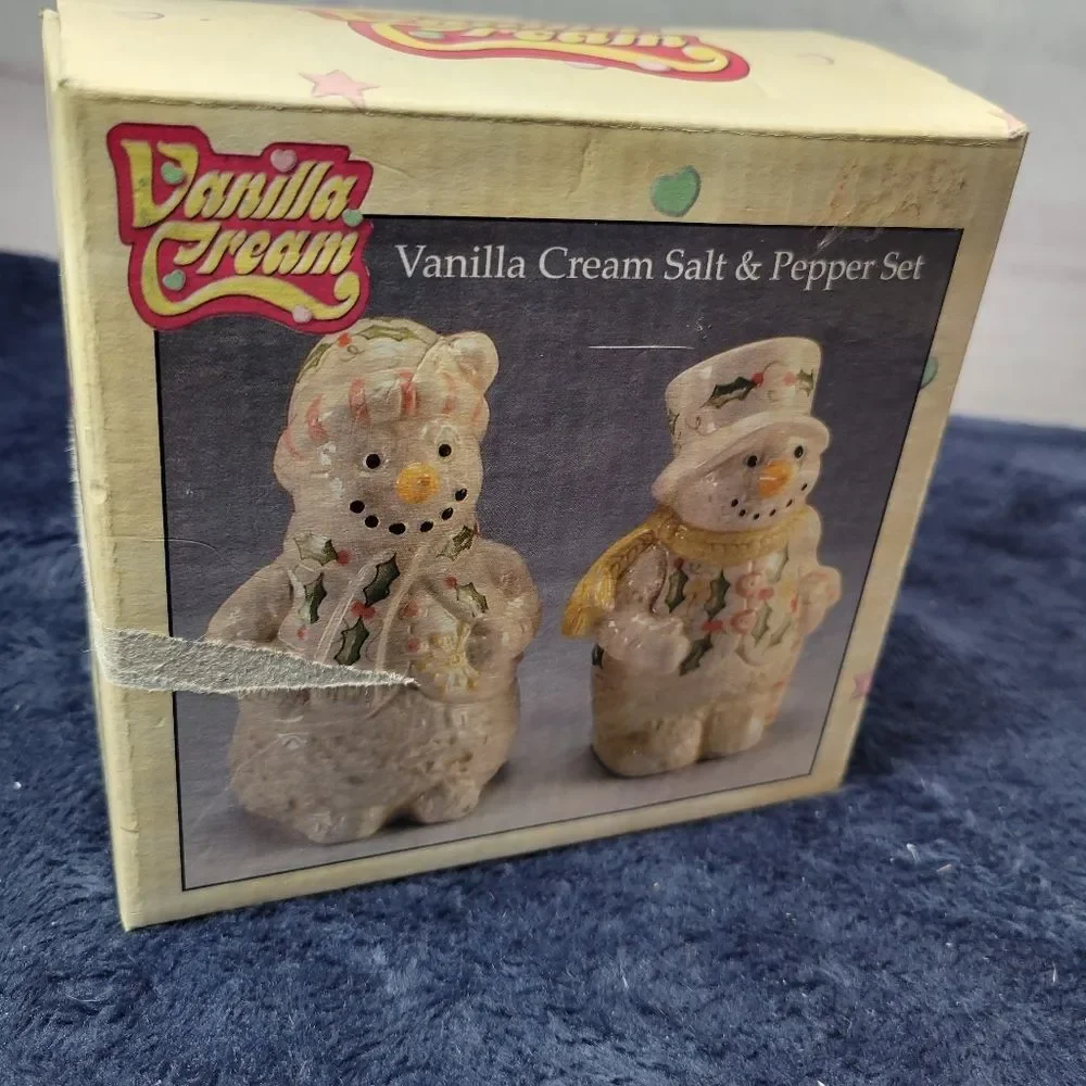 NEW VINTAGE VANILLA CREAM CHRISTMAS SNOWMAN SNOWLADY SALT & PEPPER SHAKERS